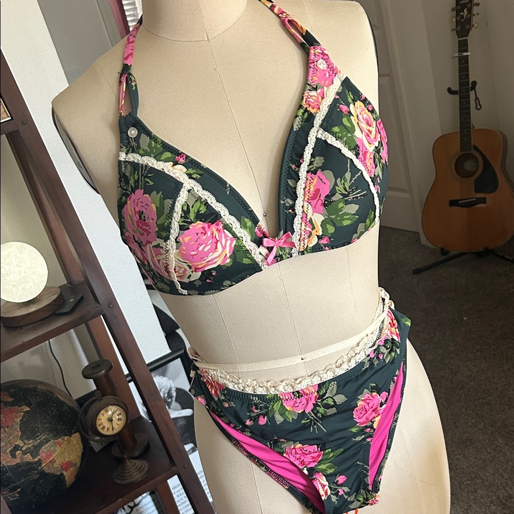 Rare Betsey Johnson lace trimmed vintage Y2K floral bikini D top & M bottom